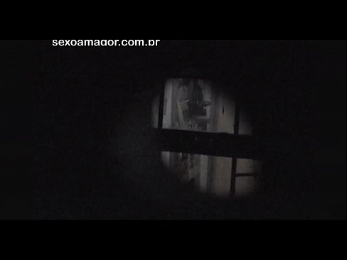 ❤️ Blondiin saab salaja videolevi naabruskonna voyeuri poolt peidetud õõnsate telliskivide taha peidetud ❌ Pornovideo at us ❌❤